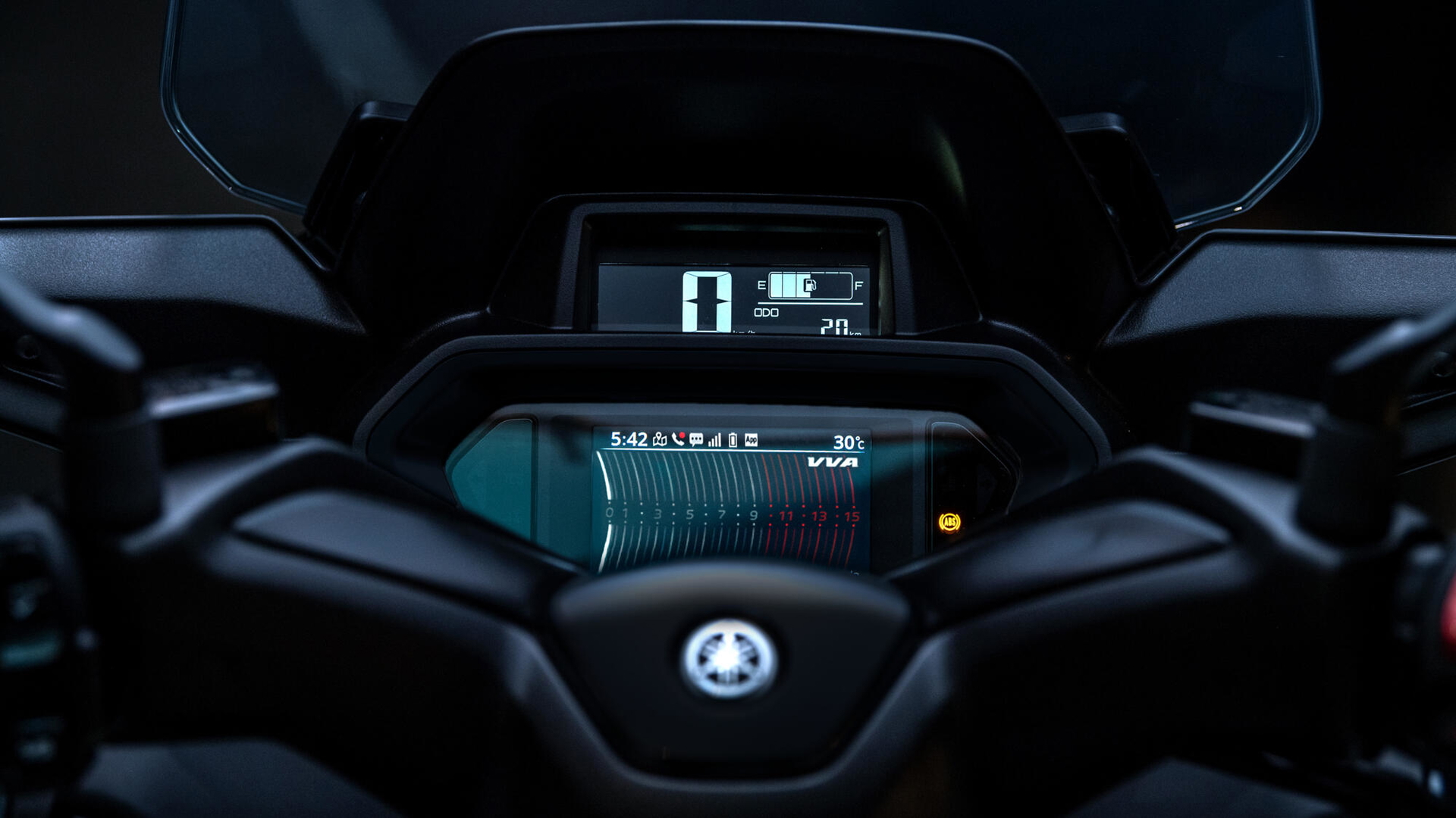 Vista del panel de instrumentos del Yamaha XMAX 2025, con tecnología avanzada.