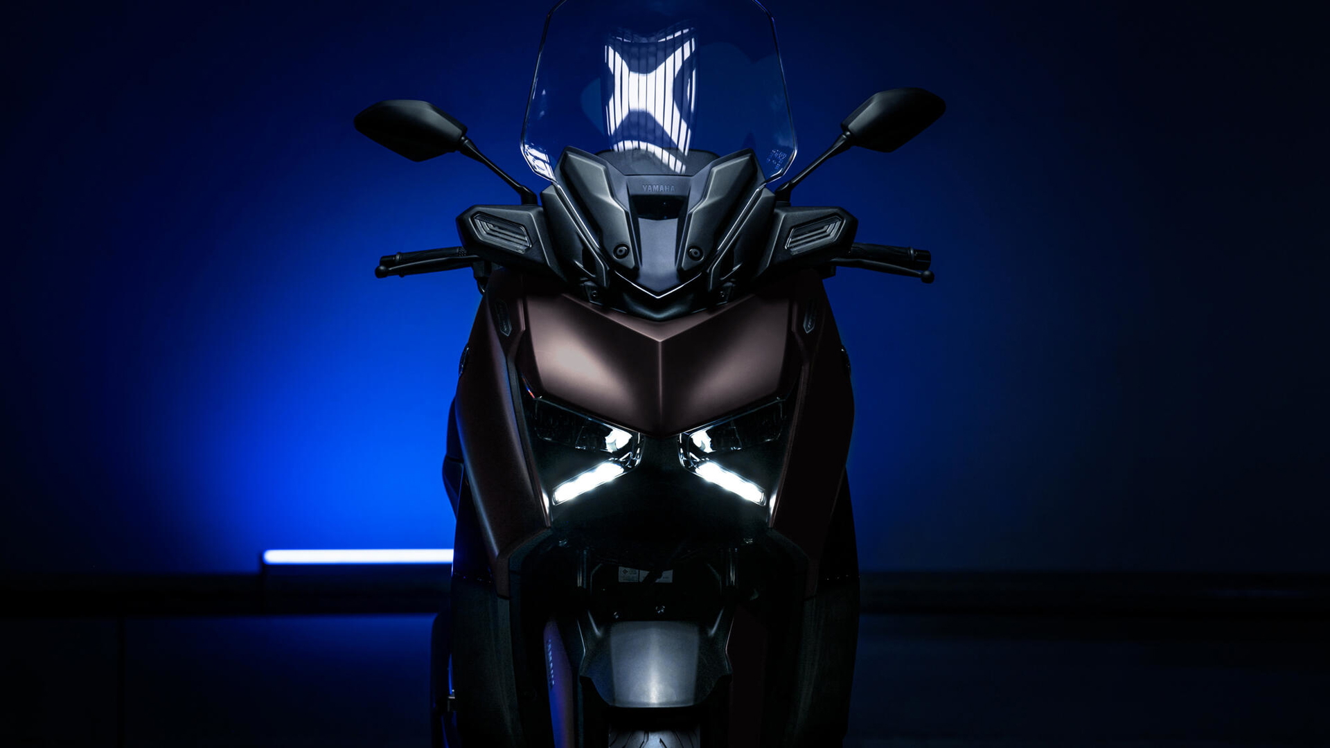 El diseño frontal del Yamaha XMAX 2025 resalta su agresividad y modernidad.