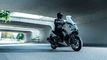 La Yamaha XMAX 2025 combina elegancia y potencia, ideal para la ciudad.