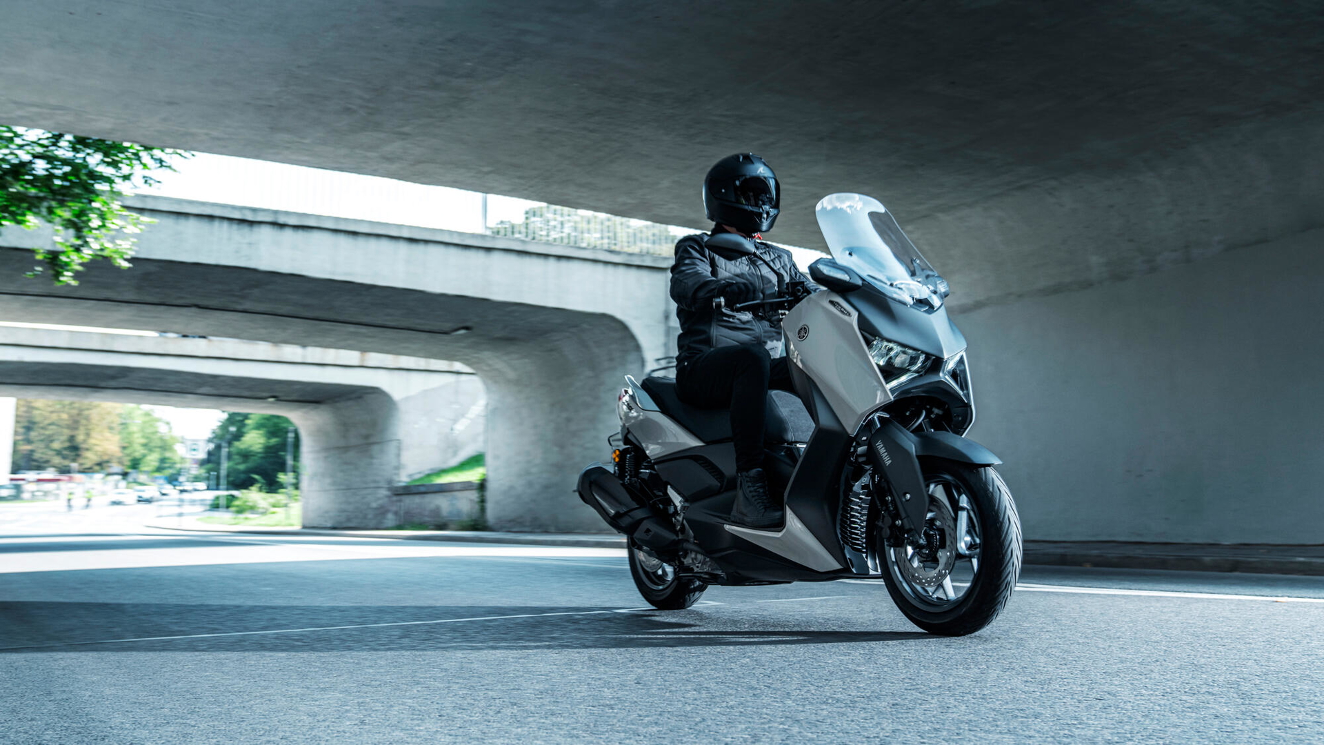 La Yamaha XMAX 2025 combina elegancia y potencia, ideal para la ciudad.