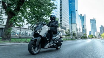 Yamaha XMAX 2025 en plena acción en la ciudad, ideal para el día a día.