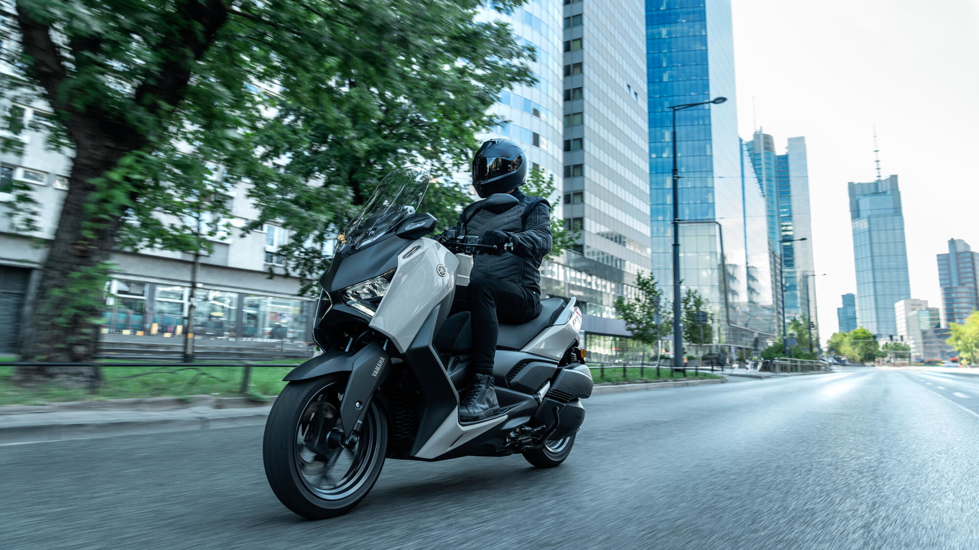 Yamaha XMAX 2025 en plena acción en la ciudad, ideal para el día a día.