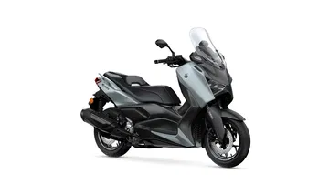 Yamaha XMAX Tech Max 2025 en posición lateral, mostrando su diseño aerodinámico.