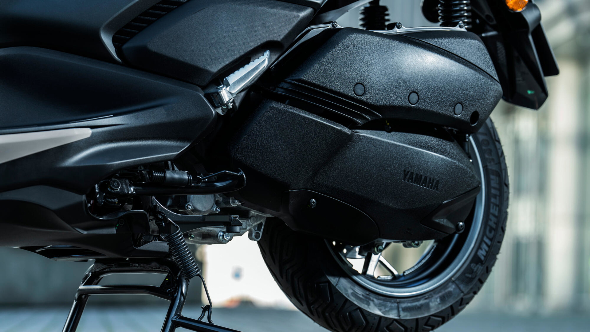 Vista detallada del nuevo Yamaha XMAX 2025, destacando su diseño y terminaciones.