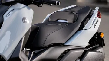 Detalle del asiento del Yamaha XMAX 2025, que mezcla confort y estilo.