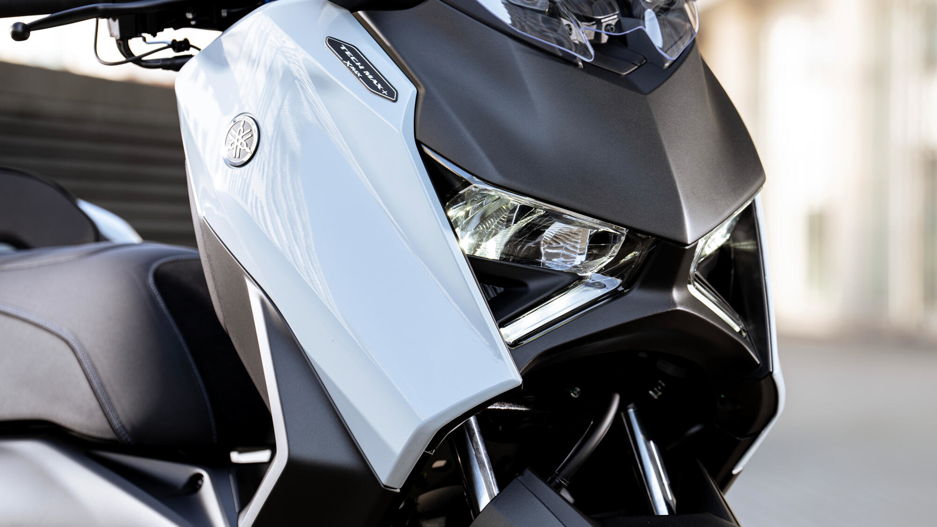 Detalle del faro y panel frontal de la Yamaha XMAX 2025, que destaca por su diseño agresivo.