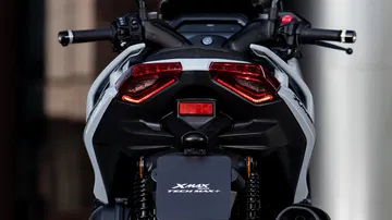Vista trasera del Yamaha XMAX 2025, que destaca su diseño moderno y deportivo.