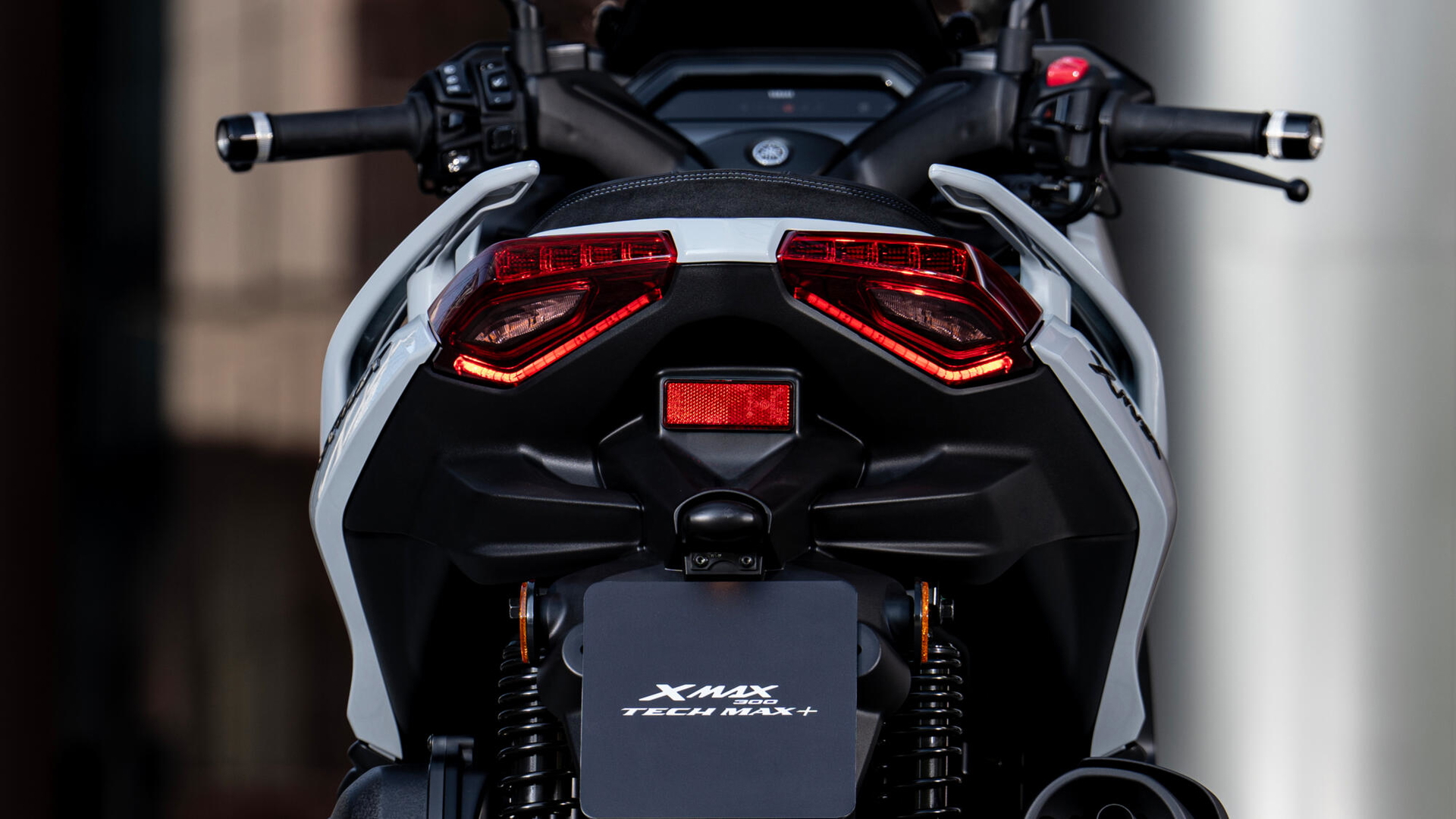 Vista trasera del Yamaha XMAX 2025, que destaca su diseño moderno y deportivo.