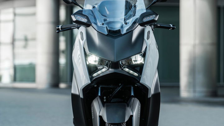 yamaha-xmax-tech-max-plus-2025-detalle-14 Vista frontal del Yamaha XMAX 2025, destacando su diseño moderno y agresivo.