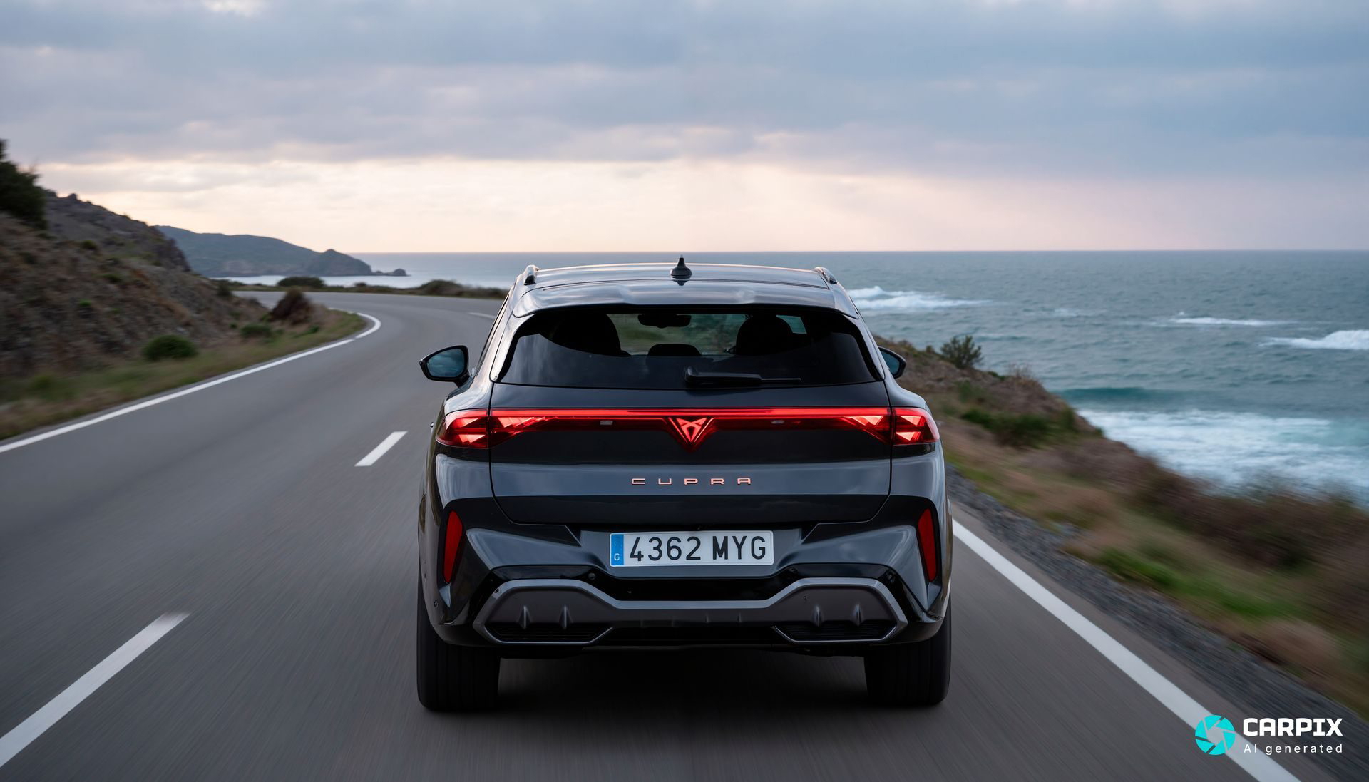 Vista trasera del Cupra Terramar en carretera, destacando su diseño atlético.