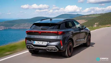 Vista lateral y trasera del Cupra Terramar, con un diseño dinámico y elegante.