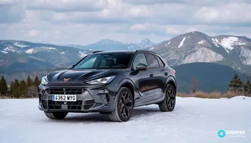 El nuevo Cupra Terramar destaca por un diseño deportivo y robusto, fusionando elegancia y agresividad.