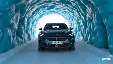 Vista frontal y lateral del Cupra Terramar en un entorno glaciar