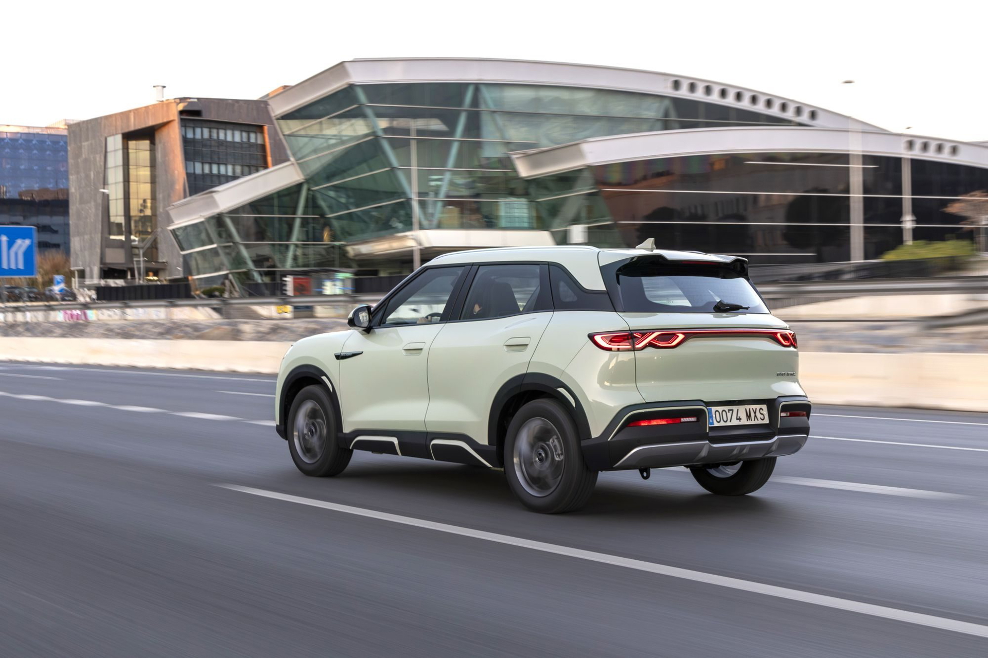 Trh s hybridmi čaká prevrat! Toto SUV dokáže prejsť 90 km bez kvapky benzínu a bude stáť len 23 000 eur. Je to najväčšia hrozba pre Toyotu a Daciu?