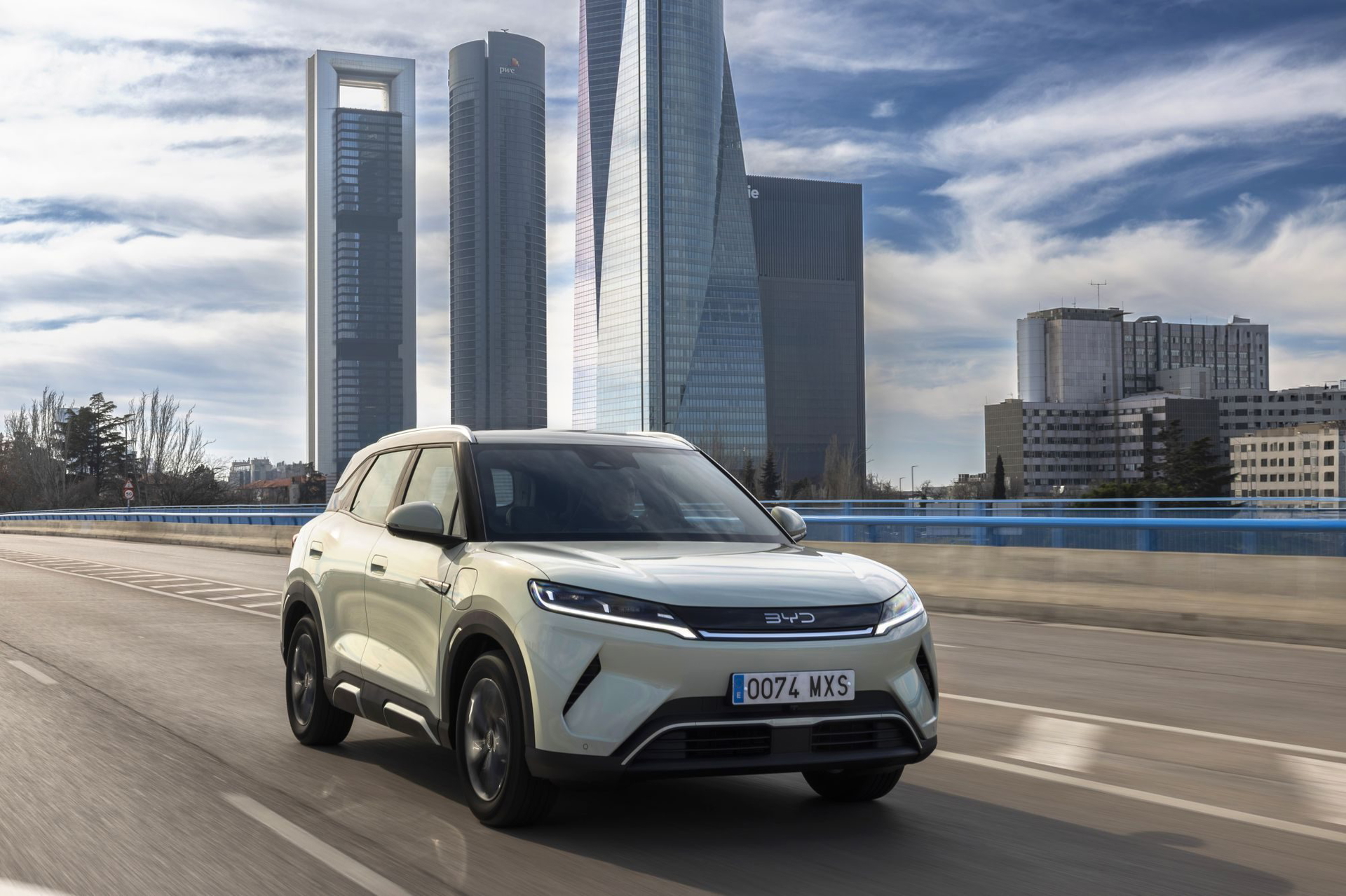 Trh s hybridmi čaká prevrat! Toto SUV dokáže prejsť 90 km bez kvapky benzínu a bude stáť len 23 000 eur. Je to najväčšia hrozba pre Toyotu a Daciu?