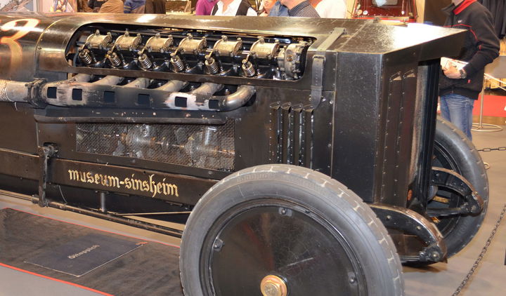 Brutus V12, motor de 47 litros, destacando su imponente diseño y tecnología antigua.