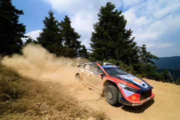 El Hyundai de Ott Tänak desplaza tierra mientras compite en el Rally Acrópolis.