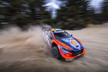 Hyundai compitiendo en el Rally Acrópolis, destacando su agilidad y diseño robusto.