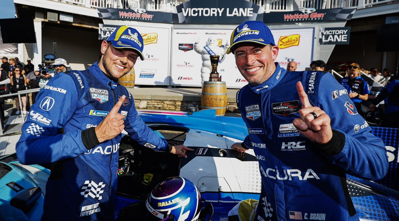 Meyer Shank Racing celebra su victoria en Watkins Glen con el Acura en primer plano.
