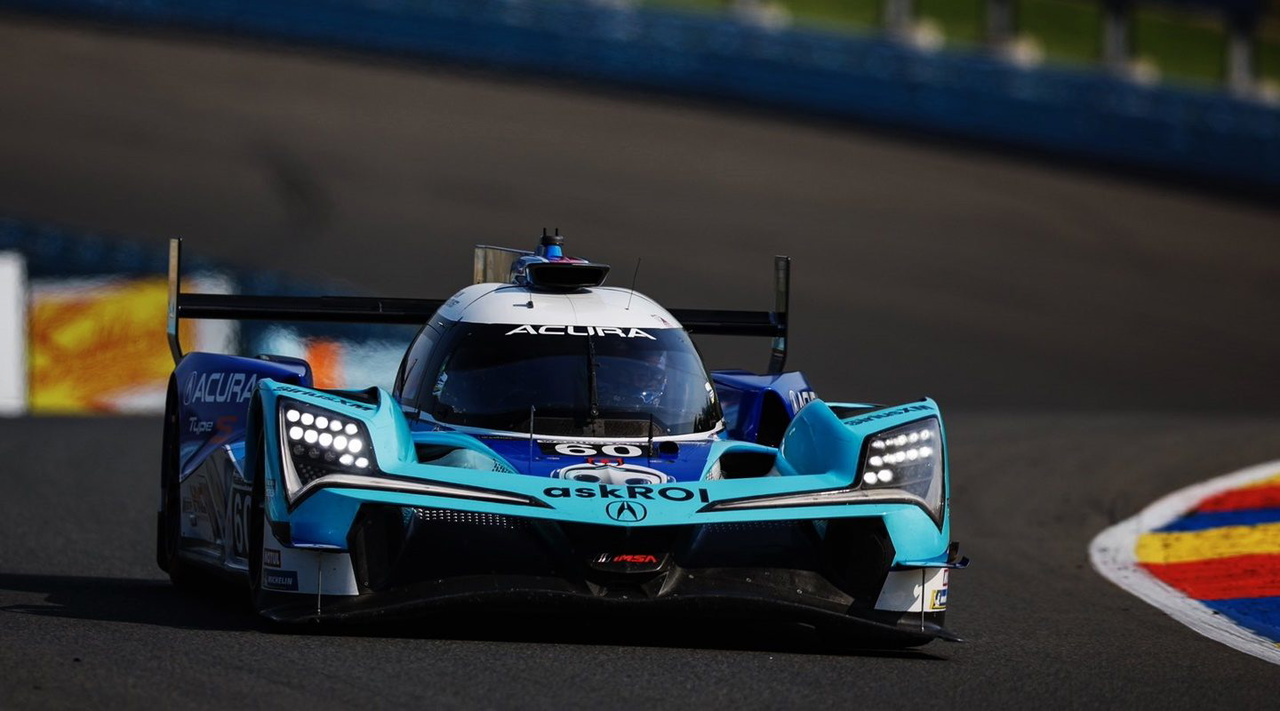 Acura compitiendo al más alto nivel en Watkins Glen, mostrando su diseño aerodinámico.
