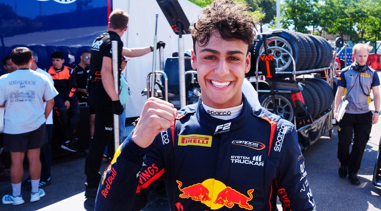 Arvid Lindblad sonríe tras una carrera en la serie Formula 2 con Red Bull.