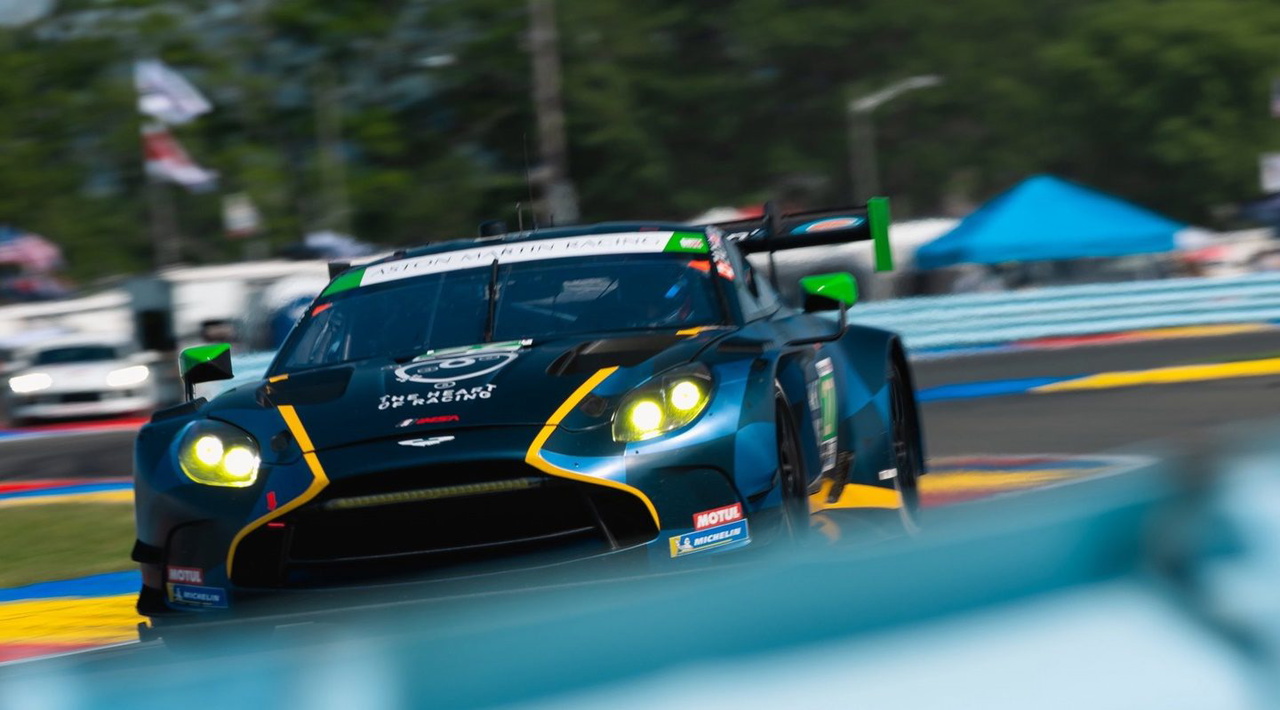 Aston Martin Vantage GT3 compitiendo en Watkins Glen, mostrando su agresiva aerodinámica.