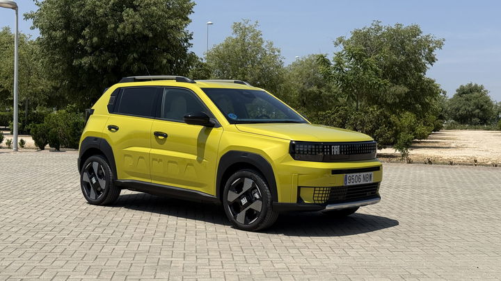 fiat grande panda eléctrico en un fondo natural, destacando su diseño moderno