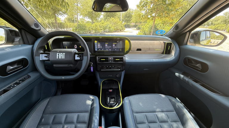 Interior moderno y funcional del Fiat Grande Panda el&eacute;ctrico.
