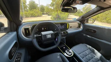 Interior moderno y minimalista del Fiat Grande Panda eléctrico