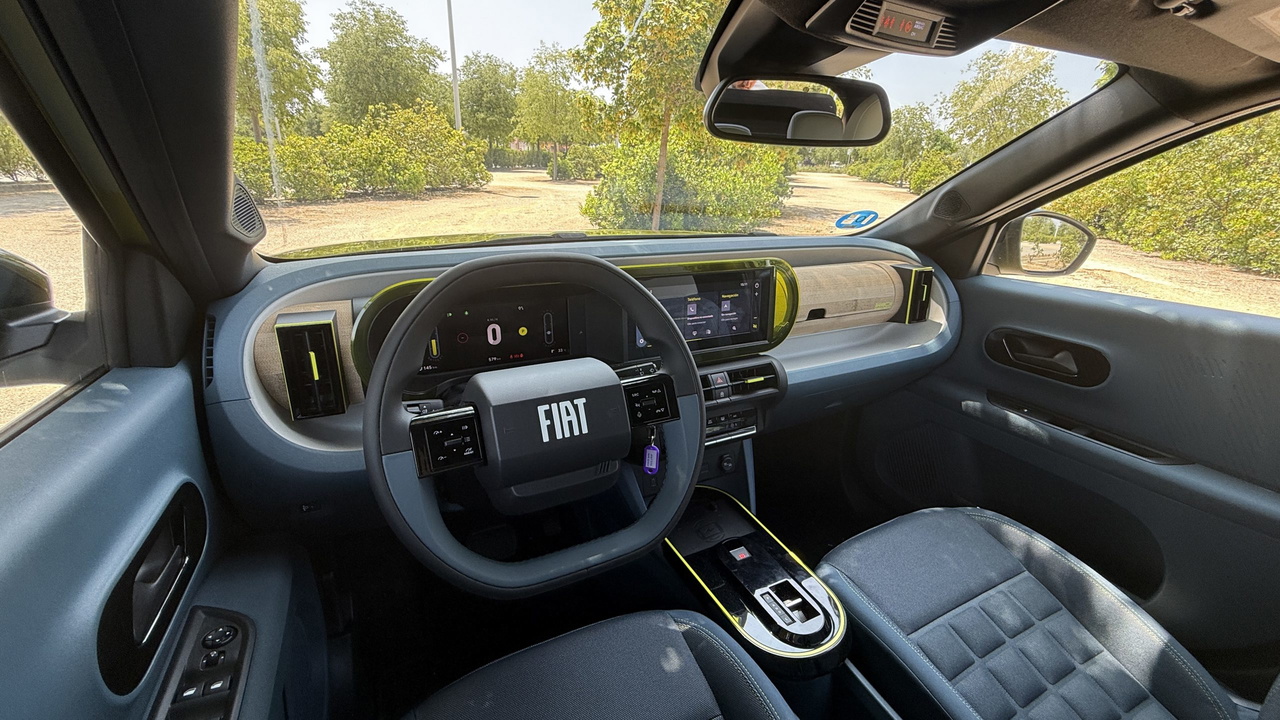 Interior moderno y minimalista del Fiat Grande Panda eléctrico Interior moderno y minimalista del Fiat Grande Panda eléctrico