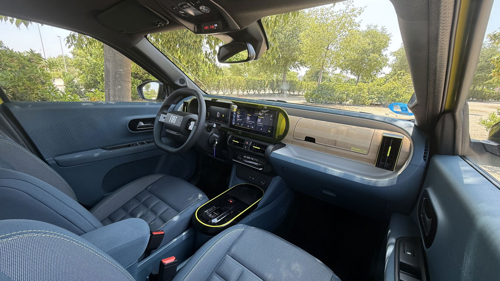Vista interior del Fiat Grande Panda eléctrico, destacando su diseño moderno y materiales premium. Vista interior del Fiat Grande Panda eléctrico, destacando su diseño moderno y materiales premium.