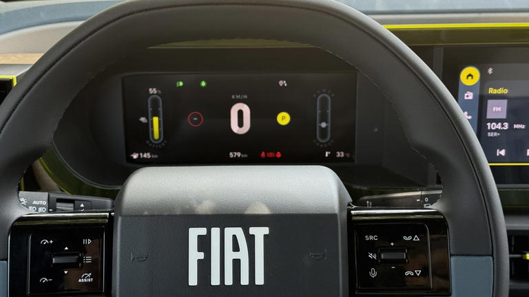 Vista del interior del Fiat Grande Panda el&eacute;ctrico, resaltando su tecnolog&iacute;a y dise&ntilde;o moderno.