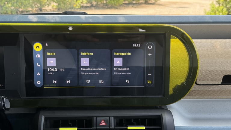 Pantalla de infoentretenimiento del Fiat Grande Panda el&eacute;ctrico.