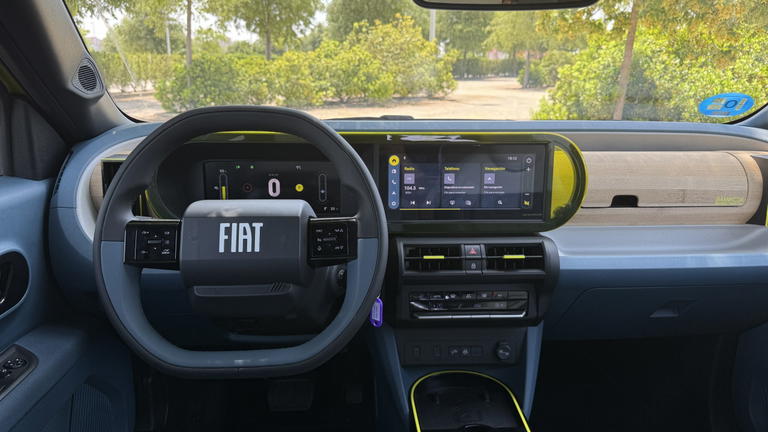 El habit&aacute;culo del Fiat Grande Panda el&eacute;ctrico destaca por su dise&ntilde;o moderno y funcional.