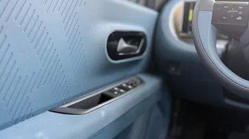 Detalle del panel de la puerta del Fiat Grande Panda eléctrico.