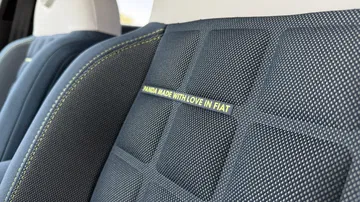 detalle asientos Fiat Grande Panda eléctrico con diseño moderno y personalización única.