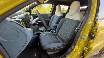 Interior del Fiat Grande Panda eléctrico, con asientos confortables y modernos.