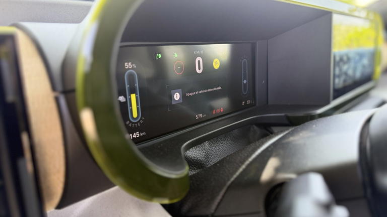 Detalle del cuadro de instrumentos del Fiat Grande Panda el&eacute;ctrico.