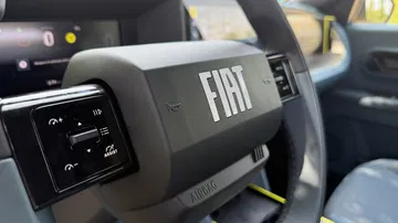 Vista del volante del Fiat Grande Panda eléctrico con logotipo destacado.