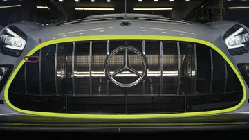 Vista frontal del Mercedes, destacando su imponente parrilla y detalles de diseño.