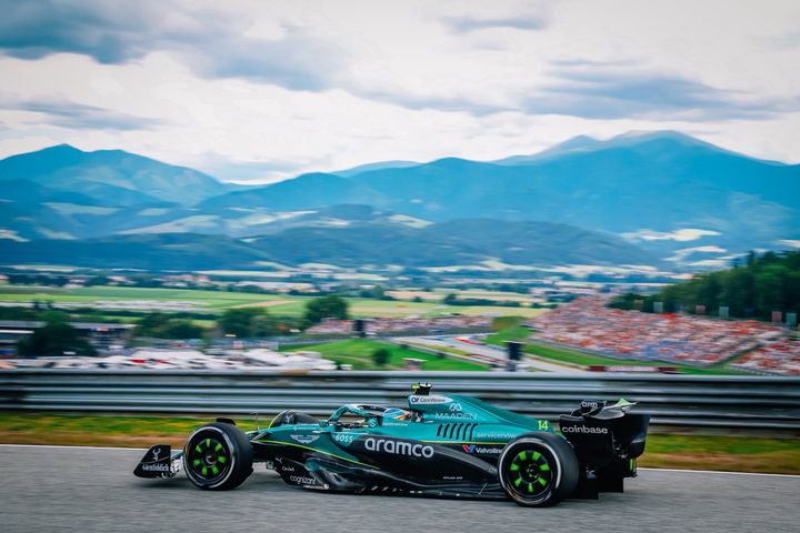 El Aston Martin acelera en el circuito austriaco, mostrando su aerodinámica excepcional.