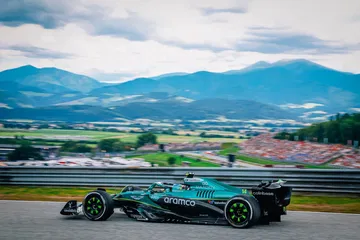 El Aston Martin acelera en el circuito austriaco, mostrando su aerodinámica excepcional.