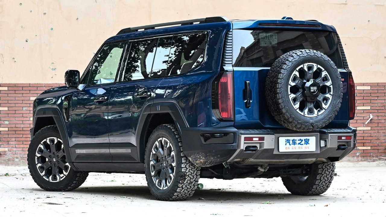 Vista trasera y lateral del Jetour G700, destacando su robustez y capacidad off-road.
