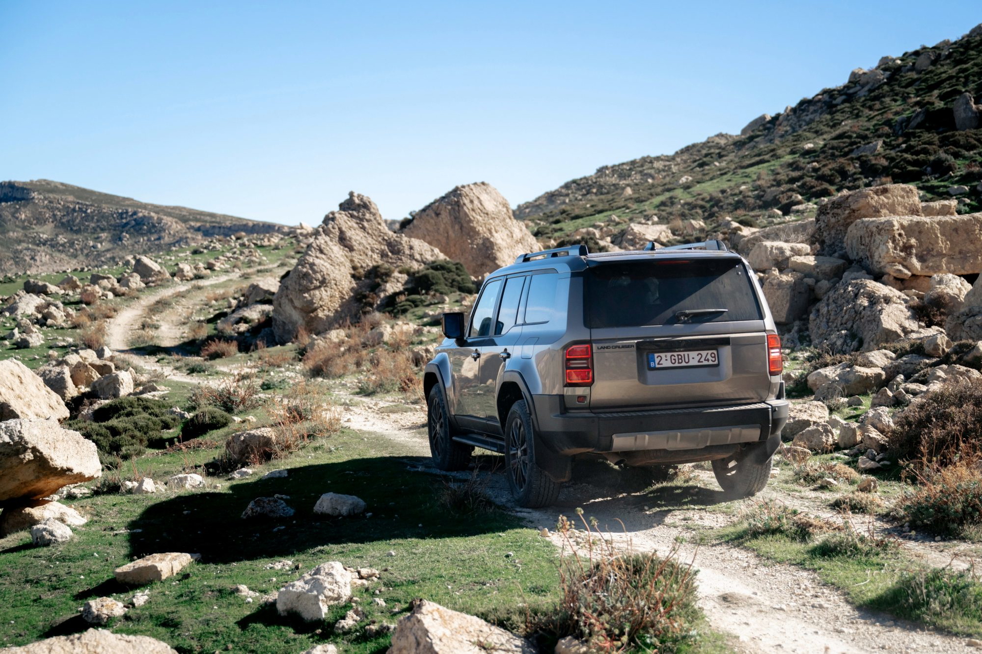 Toyota Land Cruiser 250 Hybrid en su entorno natural, mostrando robustez y versatilidad