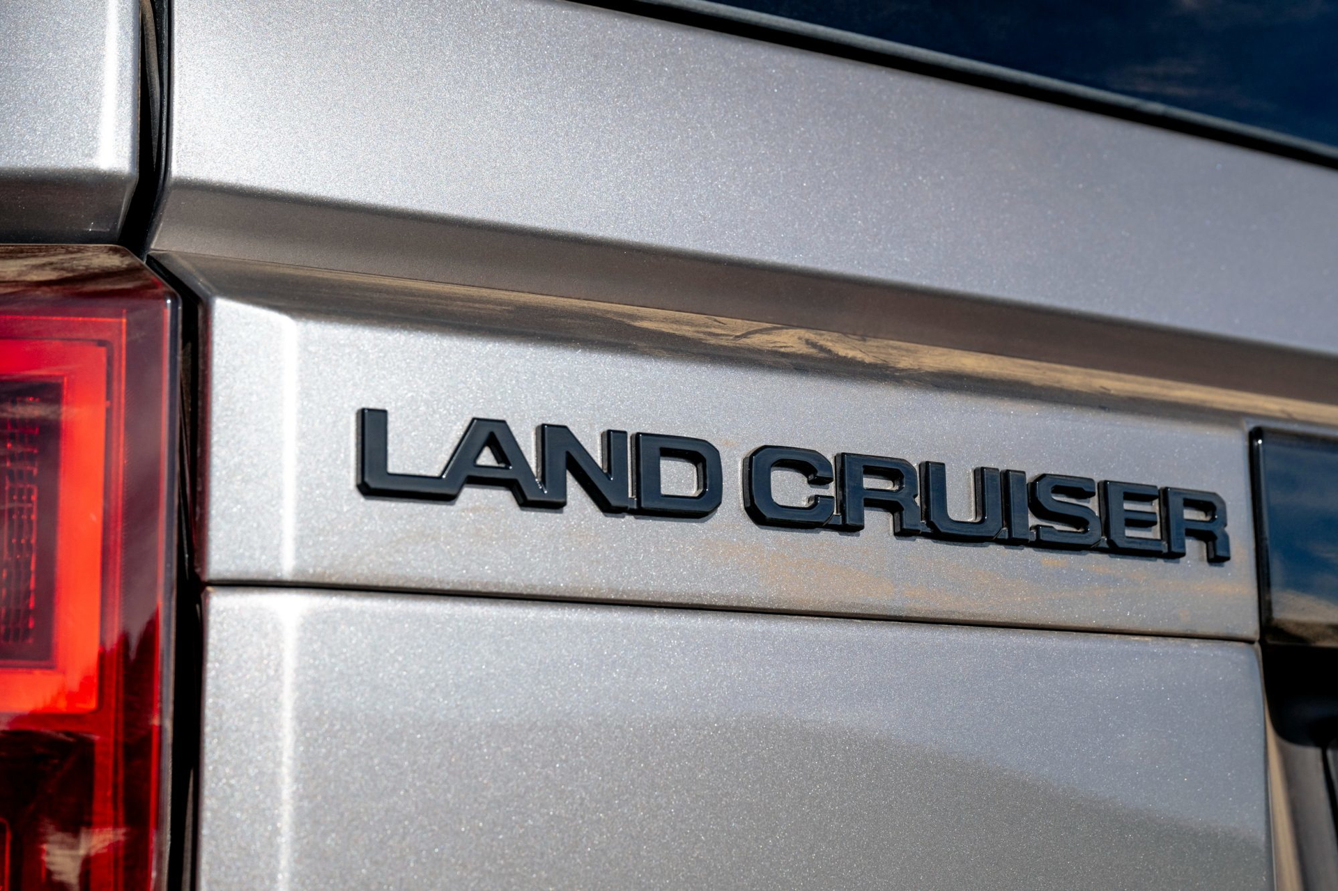 Logo distintivo del Toyota Land Cruiser que refleja su legado de robustez y confiabilidad.