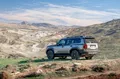 Vista lateral y trasera del Toyota Land Cruiser 250 Hybrid 48V, con diseño robusto. Ideal para aventuras fuera de carretera.