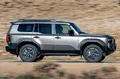 Vista lateral del Toyota Land Cruiser 250 Hybrid 48V, mostrando su robustez y diseño moderno.