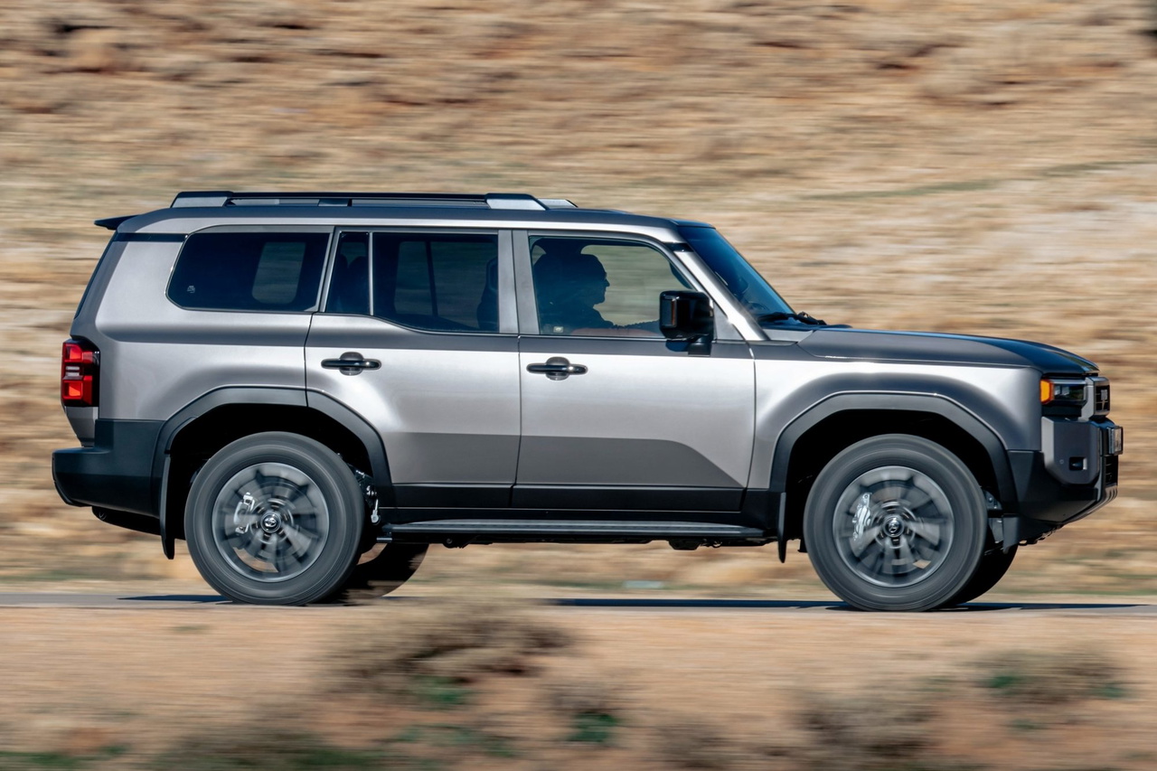 Vista lateral del Toyota Land Cruiser 250 Hybrid 48V, mostrando su robustez y diseño moderno.