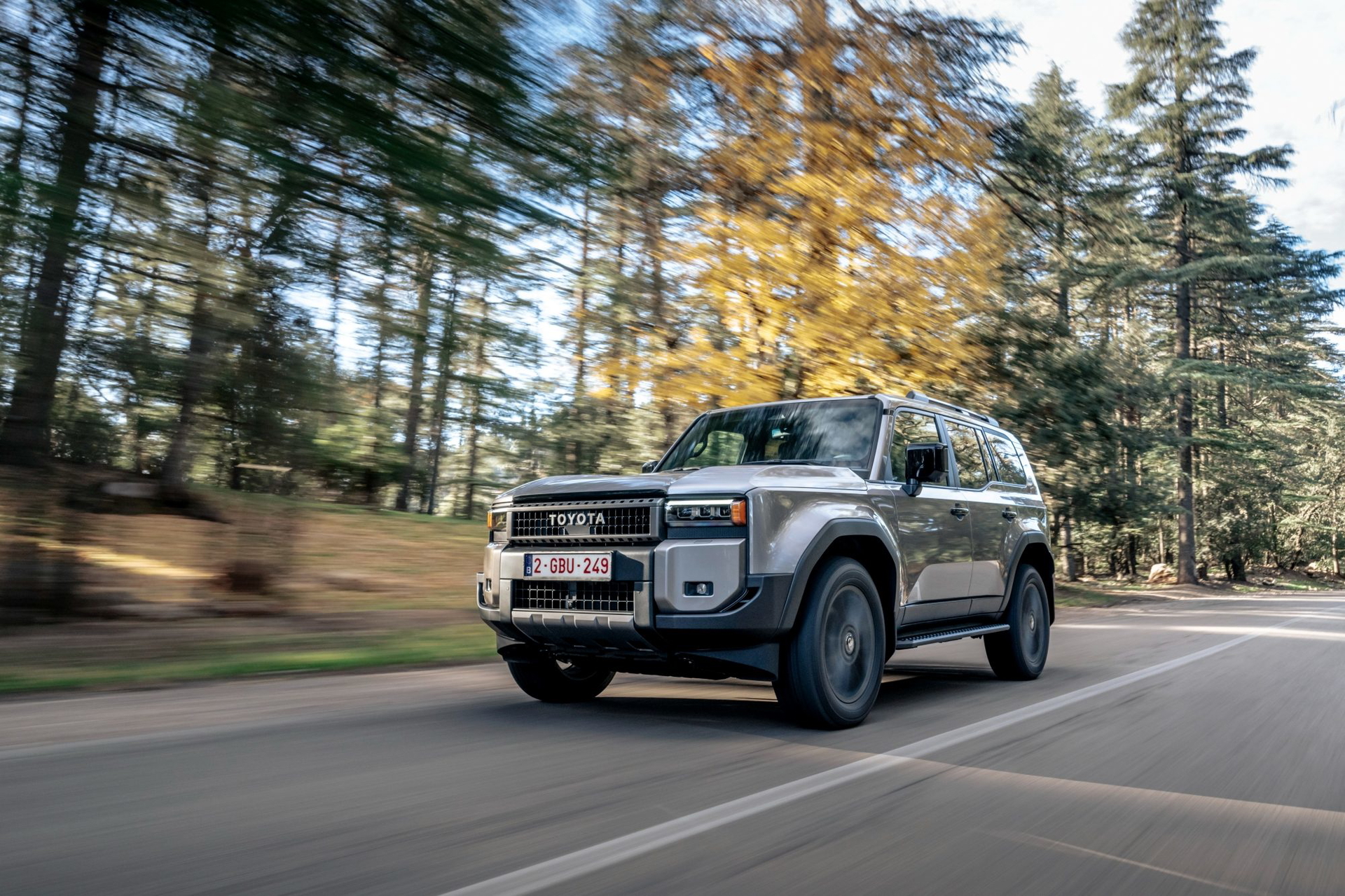 toyota land cruiser 250 hybrid 48v en movimiento por carretera