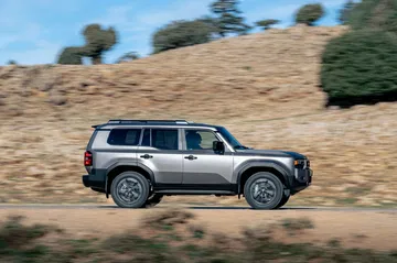 El Toyota Land Cruiser 250 Hybrid 48V presenta un diseño robusto y moderno, listo para cualquier aventura.